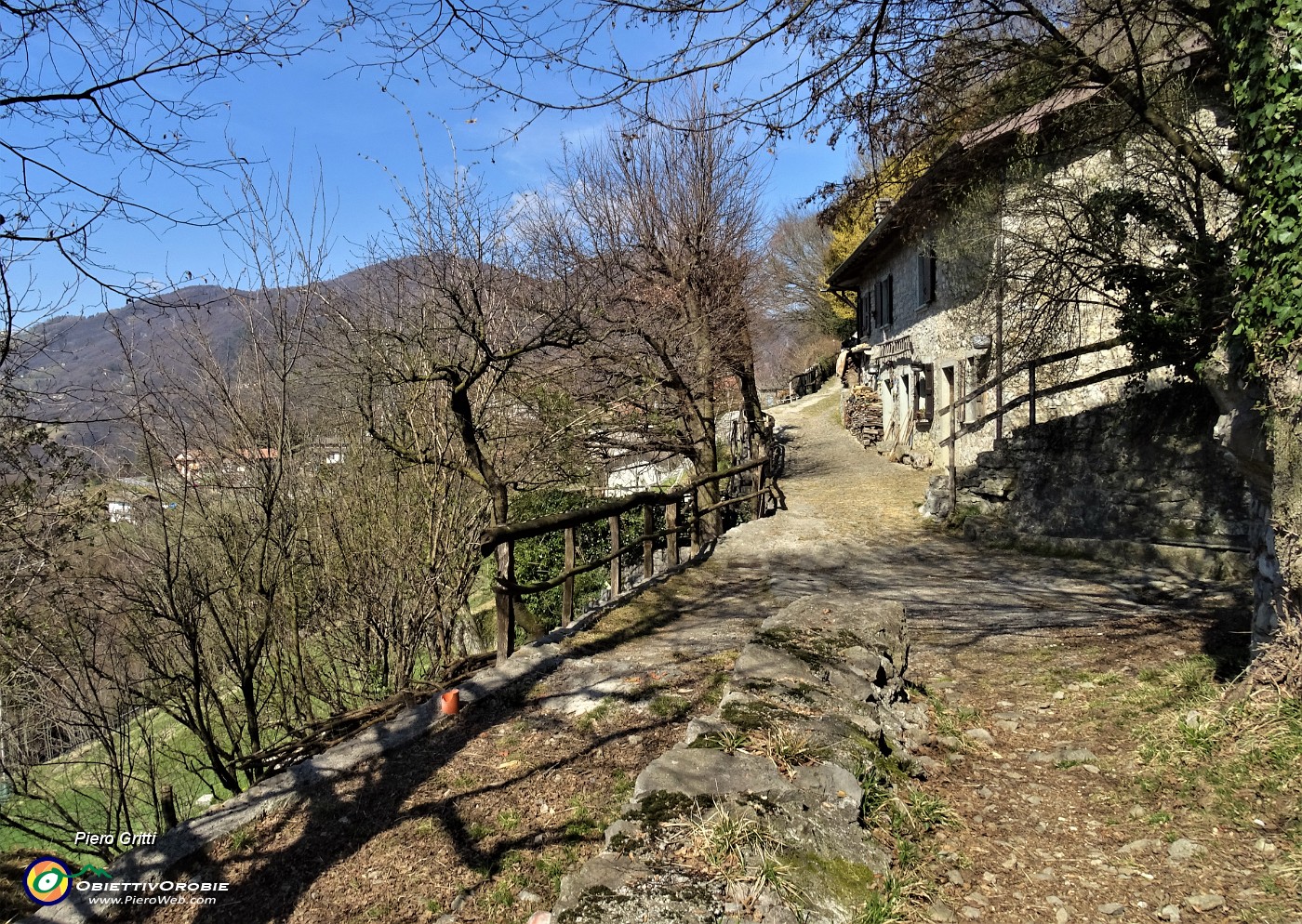 71 Cascina caratteristica sul sent. 514.JPG